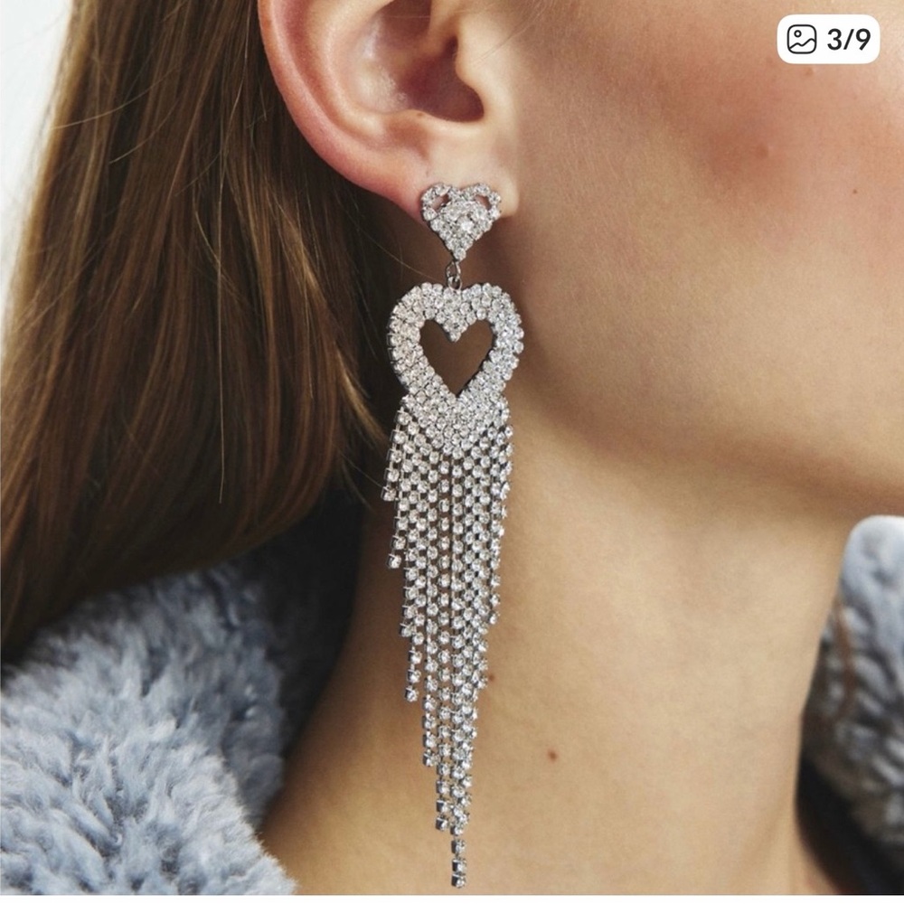 Urban Outfitters NWT Fiona Rhinestone Silver Heart Chandelier Earrings💘